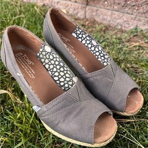 TOMS Women's Taupe Espadrille Peep Toe Shoes